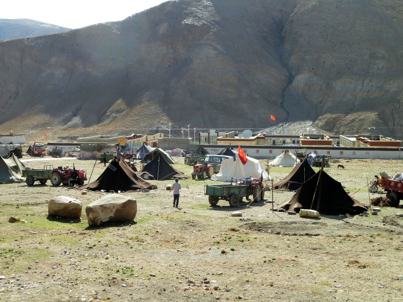 Between Old Tingri and the border to Nepal