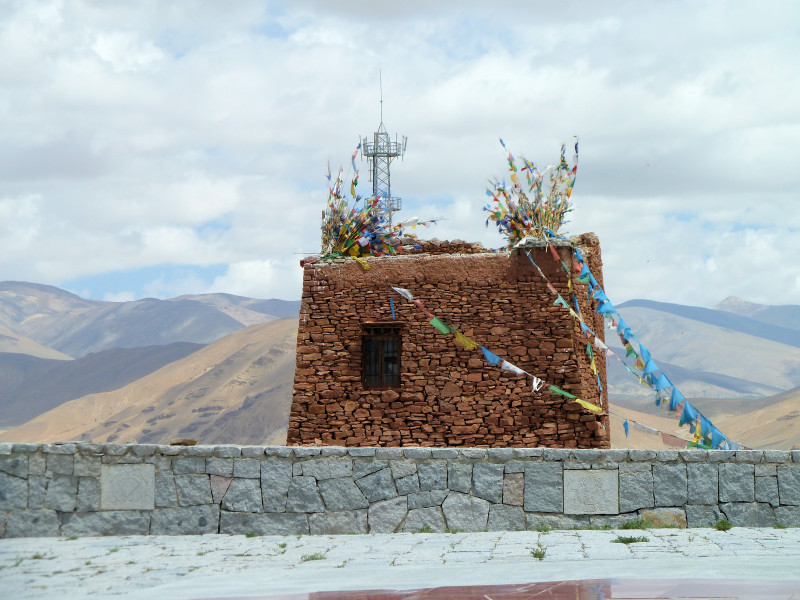Between Old Tingri and the border to Nepal