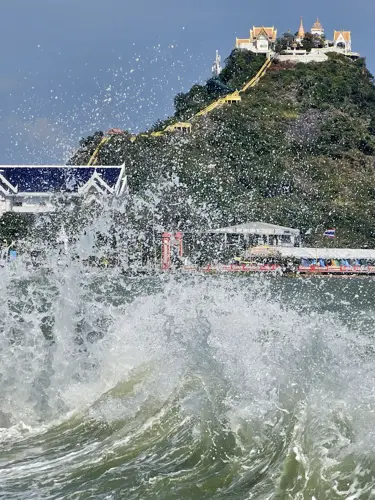 Crashing waves